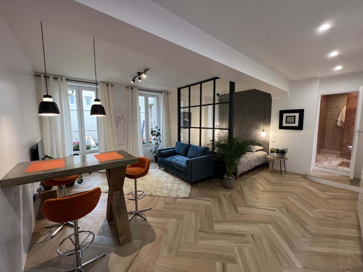 Bel Appartement Au Centre Du Vieux Joigny Exterior foto